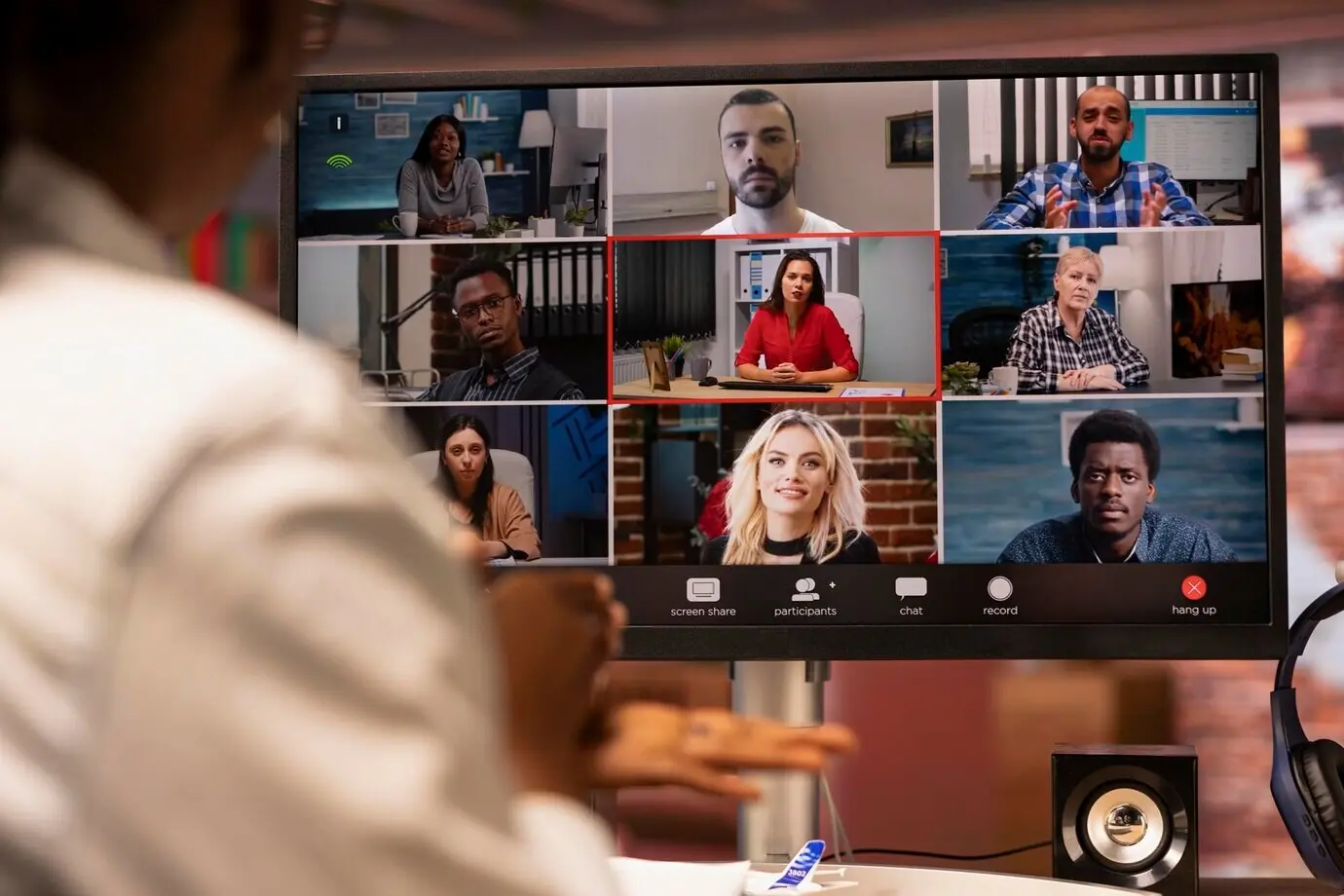 Удалённый сотрудник участвует в удалённой телеконференции с коллегами, крупный план.