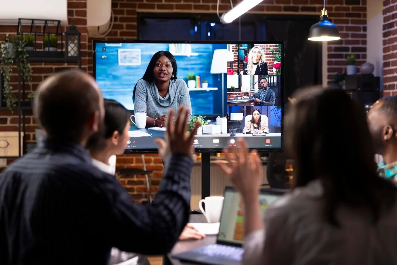 Команда стартапа на видеозвонке с удалёнными коллегами.