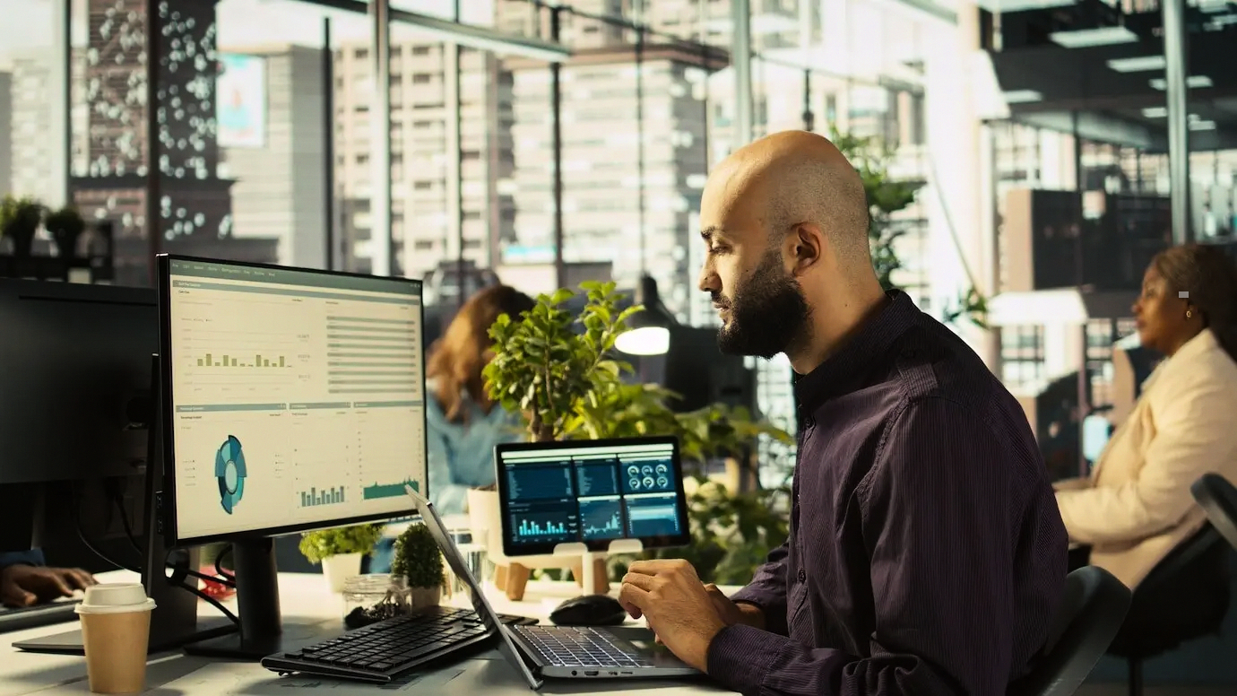 Panel de métricas vinculadas a estrategias de crecimiento de márgenes en la manufactura industrial